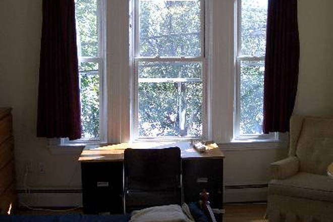 bedroom - Harvard/MIT/MGH/Longwood MEN+WOMEN post-doc/grad student building. Apartments