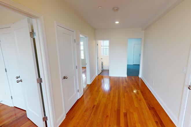 Hub Realty - Beautiful and spacious front facing 2 bedroom with balcony, easy access to the Green line Apartments