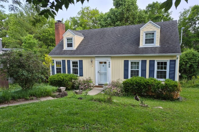 Peaceful cape cod across from Miami - Charming Cape Cod Steps from Miami U & Silvoor Preserve House