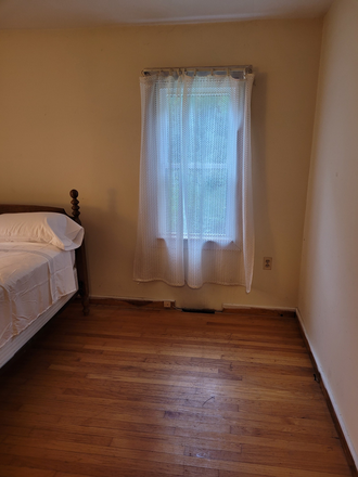 Bedroom - Quiet Environment /Pleasant View - Utilities Included. NO Lease Required House