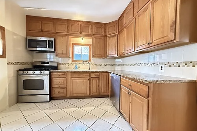 Kitchen - Spacious Two-Story 2-3 Bed in Oak Square – Minutes from Boston Colleges & Downtown Apartments