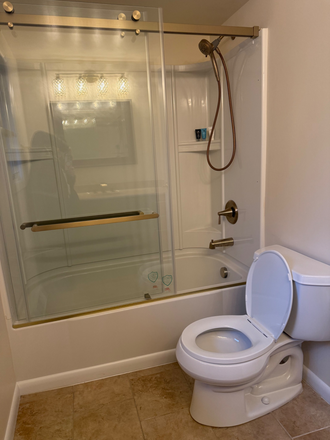 Full bathroom - Fully renovated 4 bedroom house in Beachwood