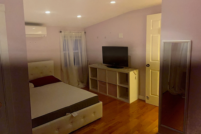 bedroom - BIG BEDROOM next to Adelphi & LIRR