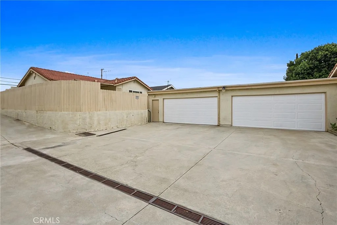 Parking in Rear - Upgraded Duplex · Parking, Laundry & Yard – Walk/Bike to Chapman 10-Month Student Lease Duplex