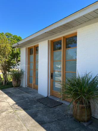 Apartment entrance - Modern 1 Bedroom Apartment close to Downtown and Folly Beach