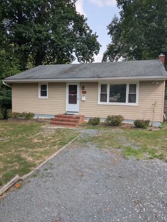 Front of house - Affordable rooms in nice house close to campus