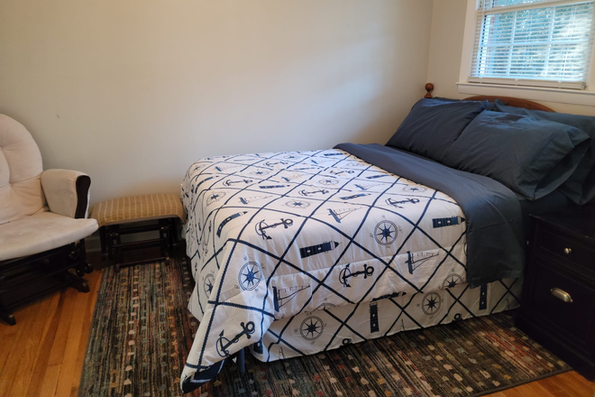 Room - Quite 4 bedroom house in a safe neighbourhood walk to public transport