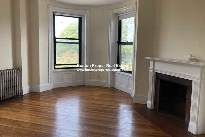 a - 2 bedroom in Back Bay by Mass Ave
