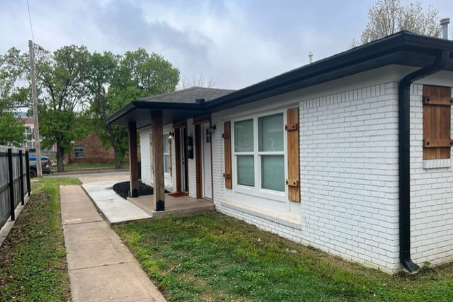 1 - 315 N. Duncan (2Bed-1Bath) Remodeled Duplex $1000 JUNE Duplex