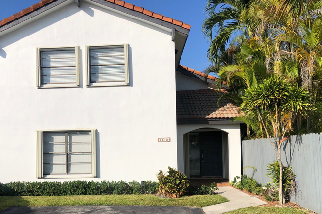 Front of the house, fully refurbished - Room available in a beautifully refurbished home in Westchester. Ideal for Med students on rotation.