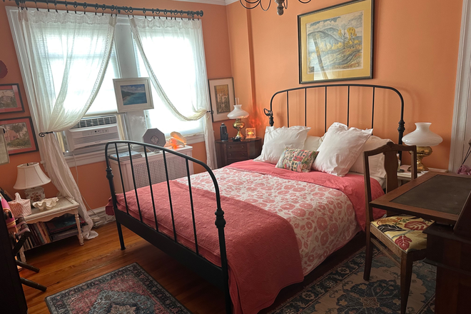Bedroom - Room in the Heart of the Main LIne