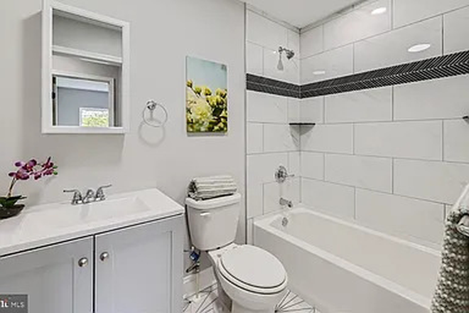 Bathroom - 3 bed/ 2 bath Student Housing on Chateau Ave 21212. Utilities & Wifi Included Townhome