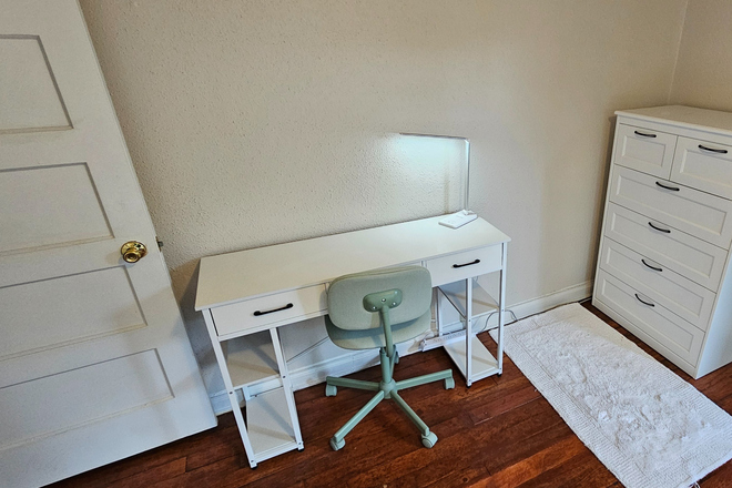 Desk - Roommate Wanted Near Rice University Apartments
