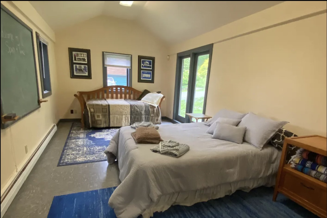 Downstairs bedroom, excluding recently installed W/D unit - House w Mountain Views near campus