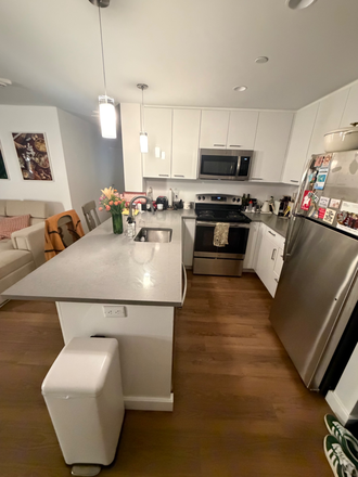 Kitchen island with barstools - Summer sublet! Fully furnished 2BR/2B in 2 Soldier’s Field Park Apartments