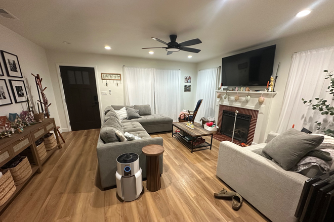 Living room - Rooms for rent 15 minutes from campus House