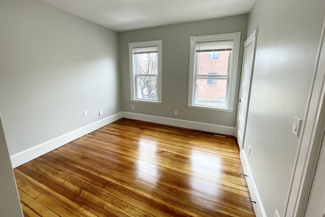 living - GREAT LOCATION! 4 BED 2 BATH WITH IN-UNIT LAUNDRY, NO BROKER FEE! AVAIL 9/1/26!! Apartments