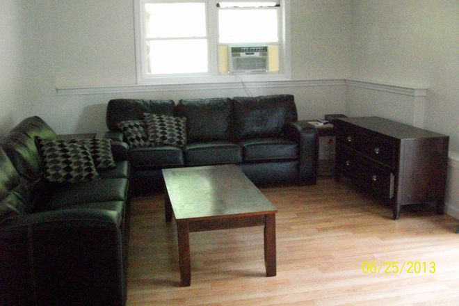 Living Room - 4 bedroom, very close to UCONN Duplex