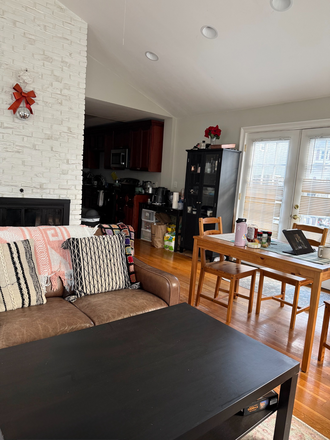 Living room - Summer Sublet - Private bedroom in 6BR/2.5Bath unit — Medford — June 1 to Aug 31 House
