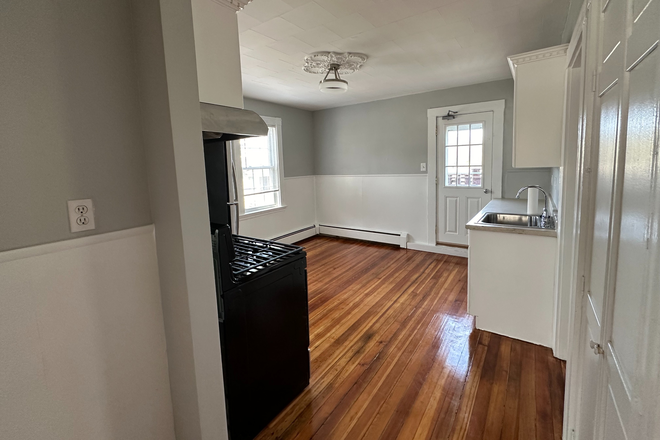 Call NOW for showings! 617-236-8600 - NONANTUM ST - *NO FEE* LRG 4 OR 5BR AVAIL *9/1/2025* IN OAK SQ W/ LNDRY IN BLDNG, 2 BATHS, EIK, DW Apartments