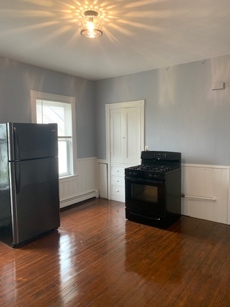 Eat-in Kitchen - Sunny 3 bedroom, 2nd floor, Fox Point, 2 parking spots Apartments