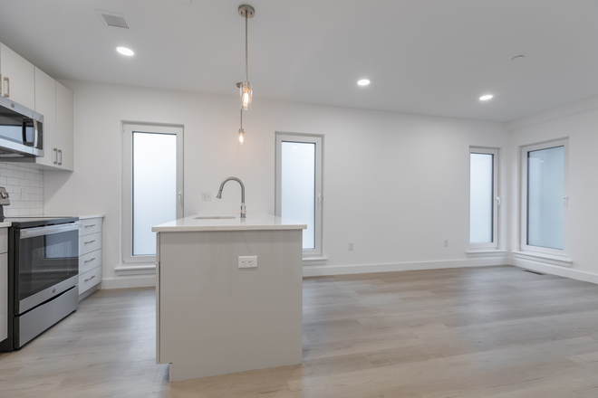 Kitchen - 3 bed/2 bath Newly Remodeled / Close to MBTA Apartments