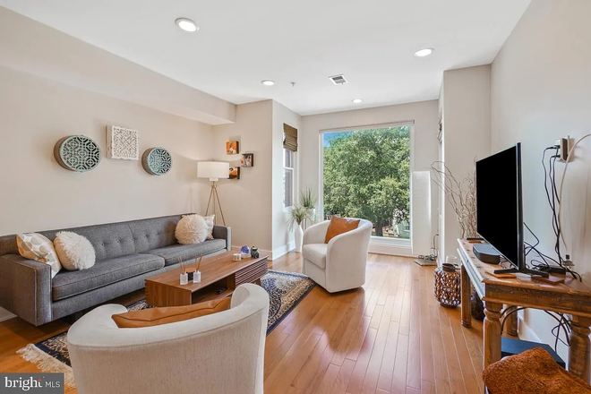 living room - Gorgeous 2 bed, 2 bath condo in the heart of Shaw