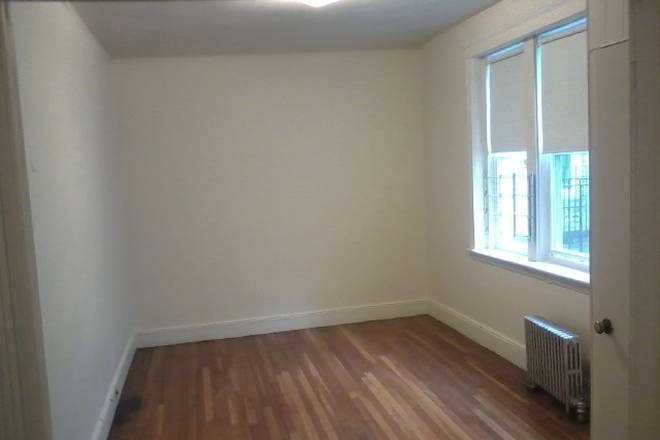 hubrealtyproperties.com - Bright and spacious one bedroom split, walking distance to campus and walks around the reservoir Apartments