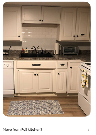 Kitchen with full cooking appliances - Shaker Heights Apartment