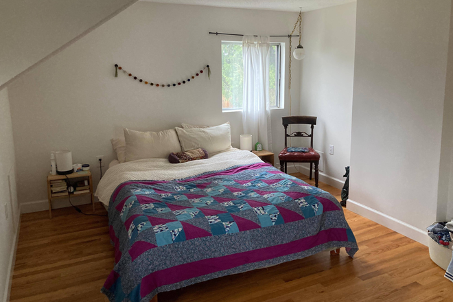 Private furnished bedroom (the room will be emptied out, only furniture and mattress will remain) - Sunny furnished room in lovely Concordia bungalow