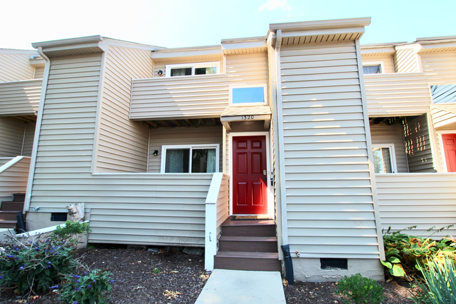 Front - Townhouse for rent .5 miles from JMU campus!