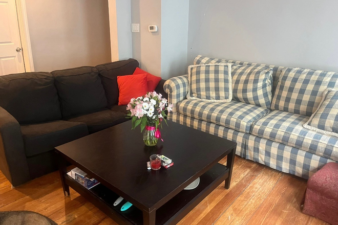 Living room - Furnished apartment 20 minute walk from campus