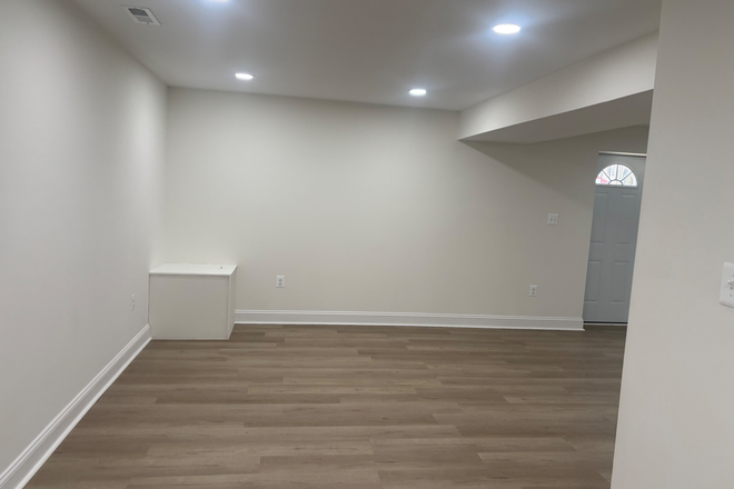 Living room - 2 Year New. Perfect for 2 Students willing to share a Bath House