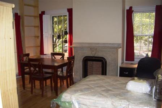 dining area - 27 William St Harv/MIT/MGH/Longw Furnished semi-studio post-doc house.