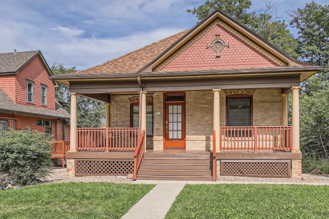 Front of the house and front porch - 3 Bedroom house on University Hill - close to campus