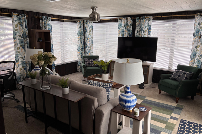 Den - Great large room for rent in Wayne! House