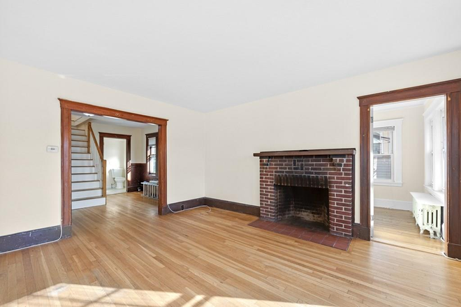 living room - Updated 9/17/26 6 Bed 2.5 Bath, Prime location on Foster no broker fee for 2026 move in House