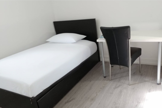 Bedroom A: $930 Private room with Single sized bed (Shared bathroom) - Private room in a shared house at Church St, York. Utilities included!