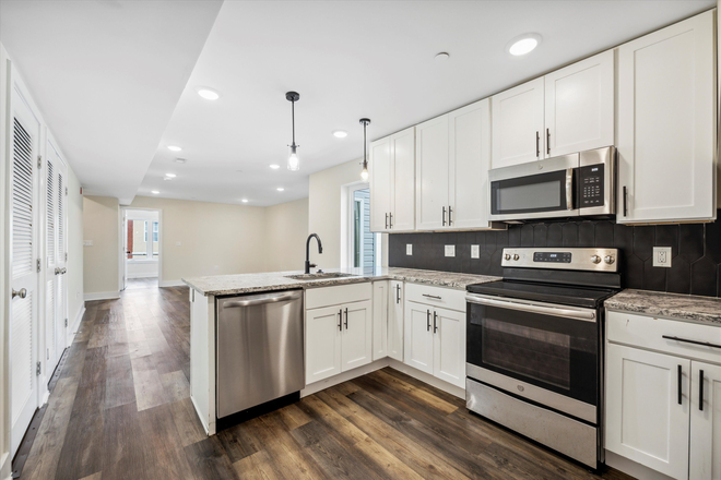 Kitchen - 1804 W Berks St - 3 to 6 Bedroom Layouts with Roofdeck + Patio Apartments