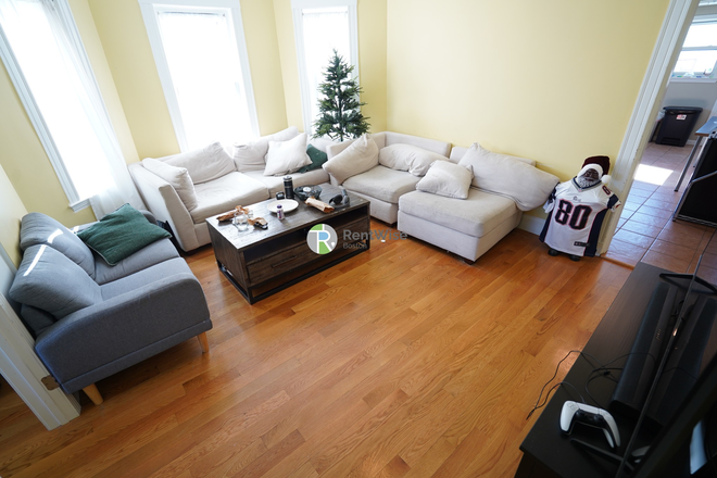 1 - JUNE 2026 – Massive 6 Bed / 2 Bath Duplex | Tons of Common Space | No Broker Fee Apartments