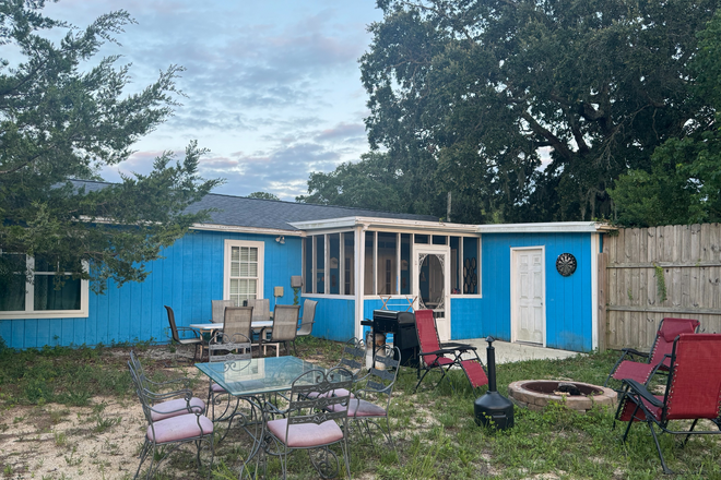 Relax with friends and roommates - All-Inclusive UNCW Private Rooms – Furnished Cottage on 8-Acre Estate, 1 mi Beach, 11 mi to campus Apartments