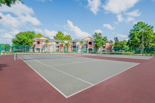 badminton court - Knights Circle 4x4 female only, private bathroom, apartment close to bus stop
