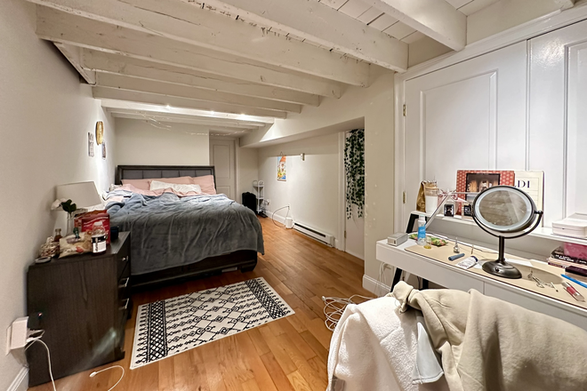 . - SPACIOUS 4 BEDROOM 2 BATHROOM FOR 9/1/25 Triplex