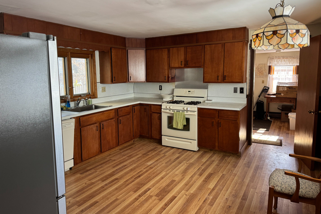 Eat-in-kitchen (13×15) - Single family home(4 bedrm )+Living & large eat-in-kitchen, parking, near TJ's, HBS & SEAS