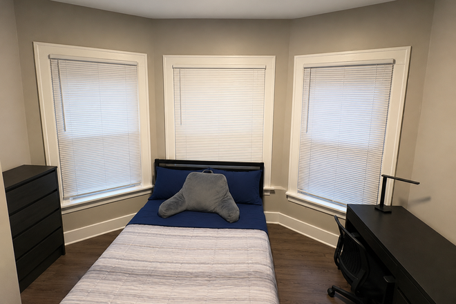Sublet bedroom - 830 Hamlin Street House