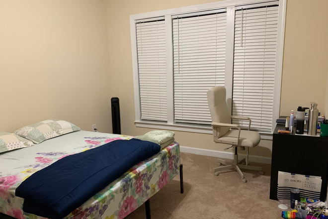 BEDROOM WITH QUEEN SIZE BED AND STUDY - Close to campus and luxurious
