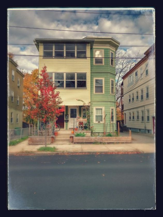 Main Building - 3BR+ | minutes to Tufts and Davis Sq | Private Laundry & Parking