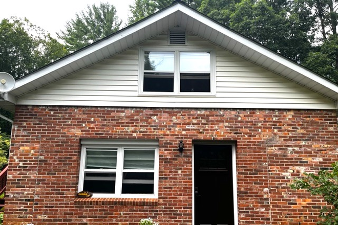 Apartment front (downstairs / upstairs) - Quiet peaceful single 1 bedroom apartment with walking trail