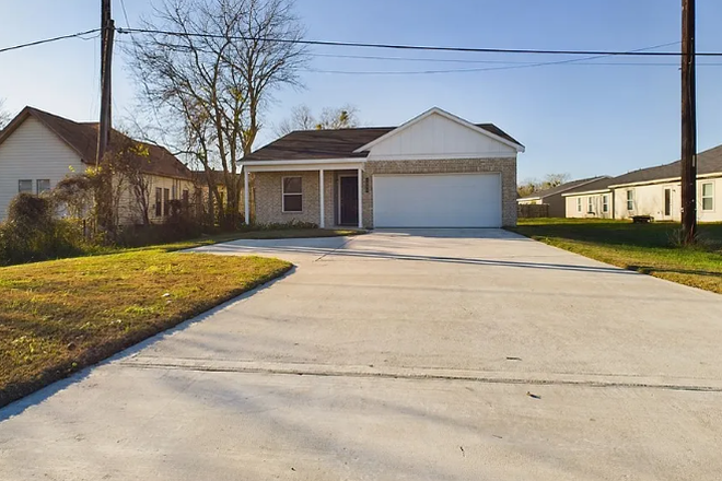 Street view - Fall 2026 semester sublease! 3-bedroom newer house near downtown Bryan, 15 minute drive to campus!