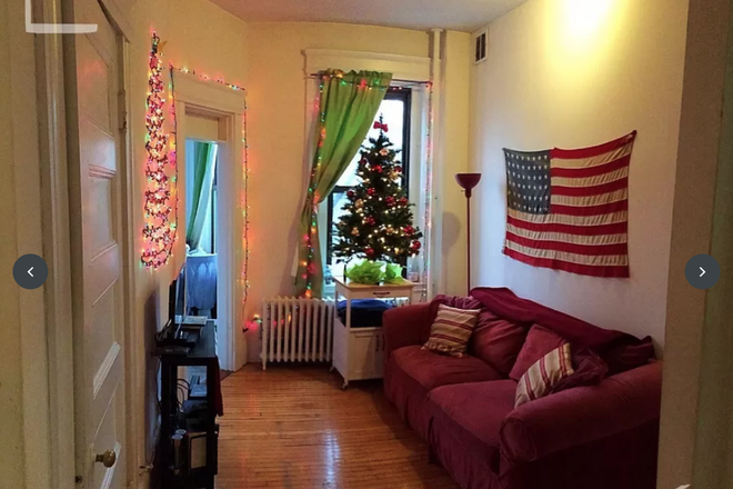living room - LOCATION!! 2 Bed / 1 Bath w/ Heat and Hot Water Inclu.! Available 9/1/24!! Apartments
